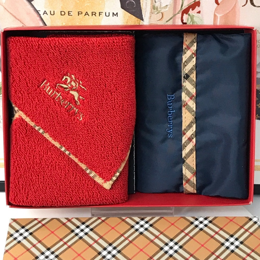 BURBERRYS 2-Pc Set: Towel & Toiletry Nylon Pouch 😍